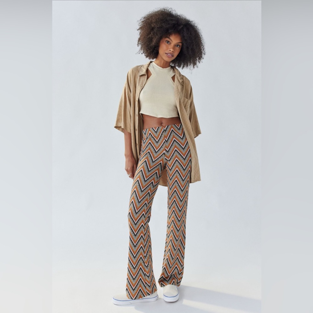 Urban Outfitters - Chevron Printed High-Waisted Flare Pants
- Medium